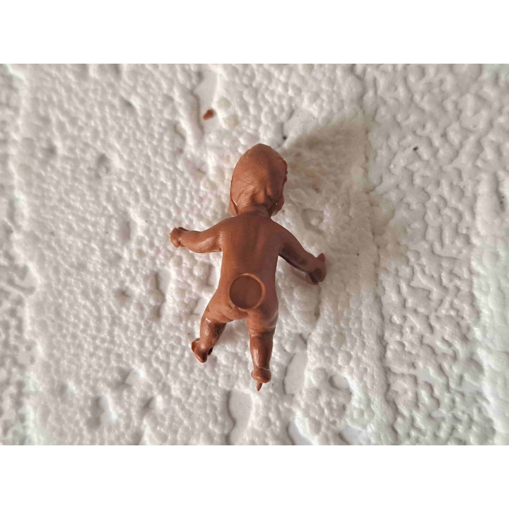 Rubber baby zwart poppetje 1:24 poppenhuis 2x2x1.5cm - Poppenhuis miniatuur