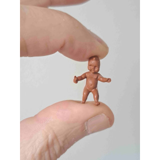 Baby zwart poppetje 1:24 poppenhuis miniatuur