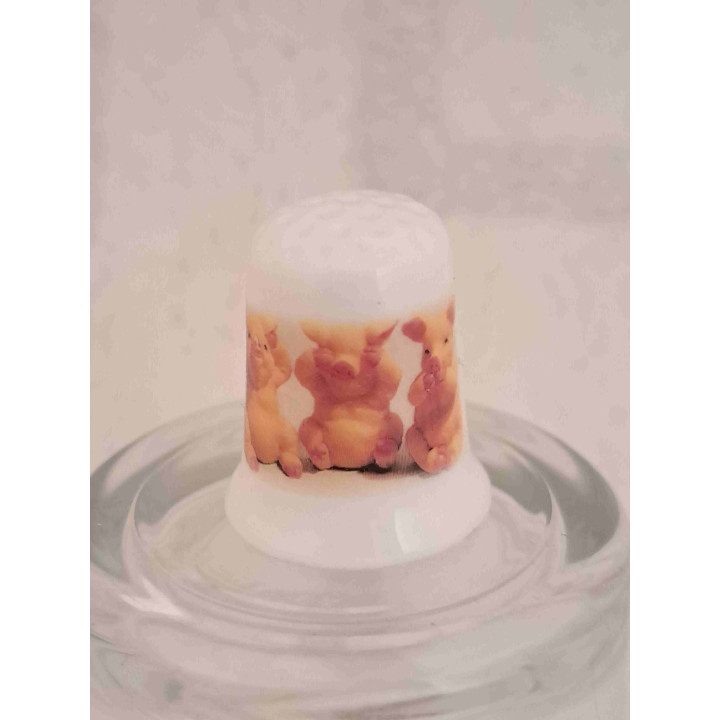 Varkens horen zien zwijgen uit op een porselein vingerhoedje Varkens horen zien zwijgen uit op een porselein vingerhoedje