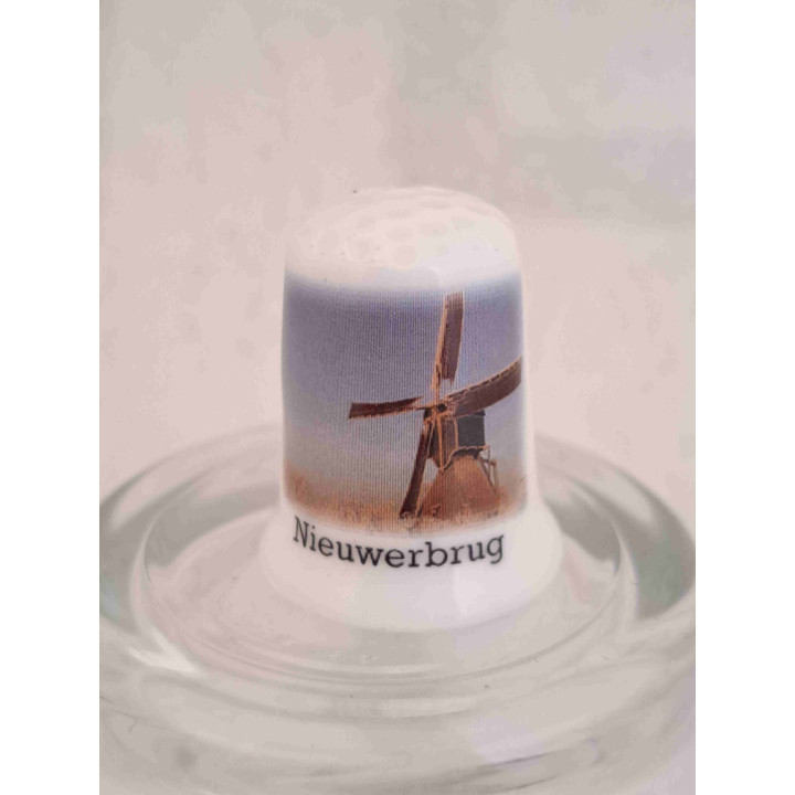 Weijpoortse molen in Nieuwerbrug in de gemeente Bodegraven-Reeuwijk op een porselein vingerhoedje