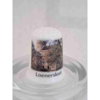 Kasteel in Loenersloot in de gemeente Stichtse Vecht op een porselein vingerhoedje Kasteel in Loenersloot in de gemeente Stichtse Vecht op een porselein vingerhoedje