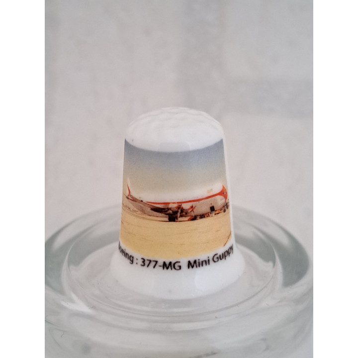 Boeing 377 MG mini guppy vliegtuig op een porselein vingerhoedje