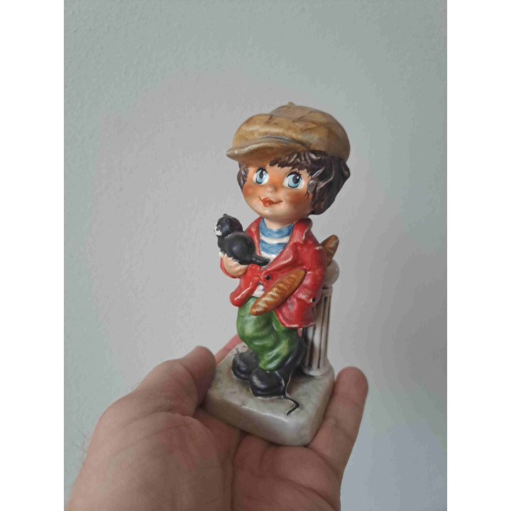 Jongen van porselein met stokbrood Goebel 5.5x5.5x15cm