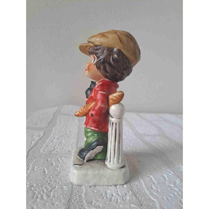 Jongen van porselein met stokbrood Goebel 5.5x5.5x15cm- Verzamelobjecten