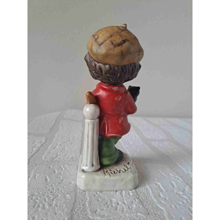 Jongen van porselein met stokbrood Goebel 5.5x5.5x15cm- Verzamelobjecten