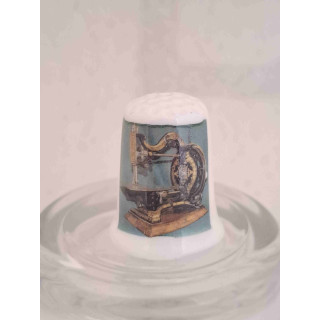 Maxfield Agenoria naaimachine op een porselein vingerhoedje