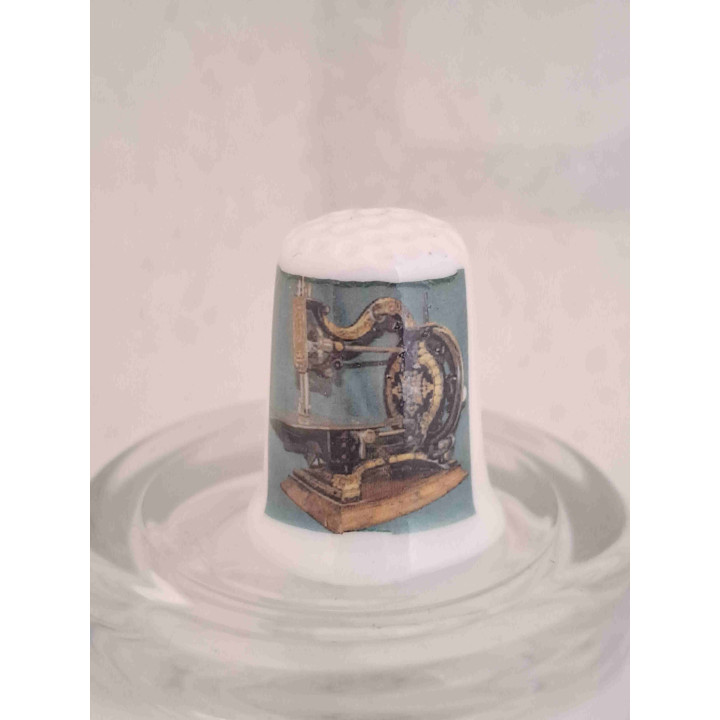 Maxfield Agenoria naaimachine op een porselein vingerhoedje