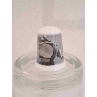 Spencer naaimachine op een porselein vingerhoedje