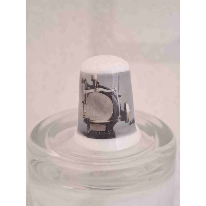 Spencer naaimachine op een porselein vingerhoedje