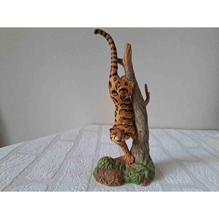 Luipaard van porselein The Franklin mint 10x7x24cm- dierfiguren