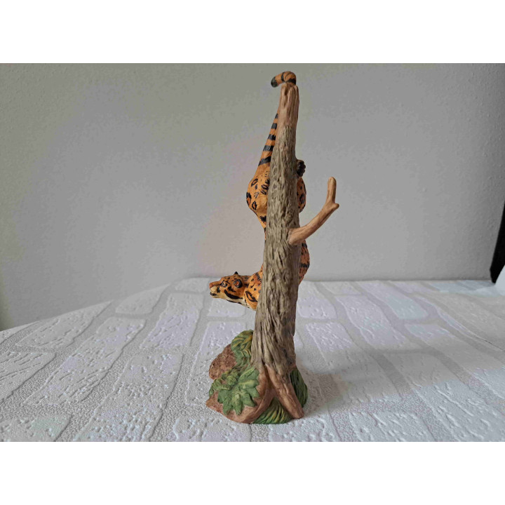 Luipaard van porselein The Franklin mint 10x7x24cm- dierfiguren