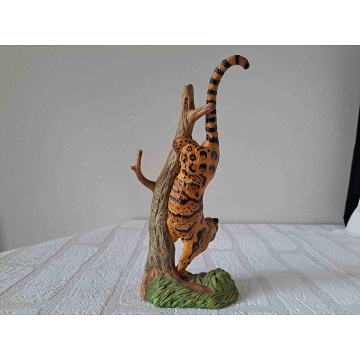 Luipaard van porselein The Franklin mint 10x7x24cm- dierfiguren