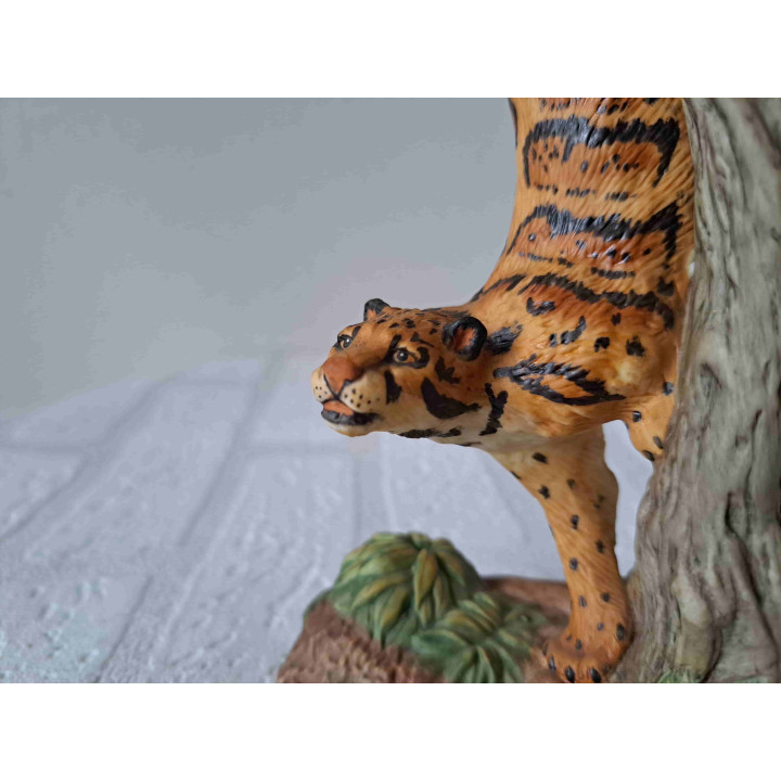 Luipaard van porselein The Franklin mint 10x7x24cm- dierfiguren