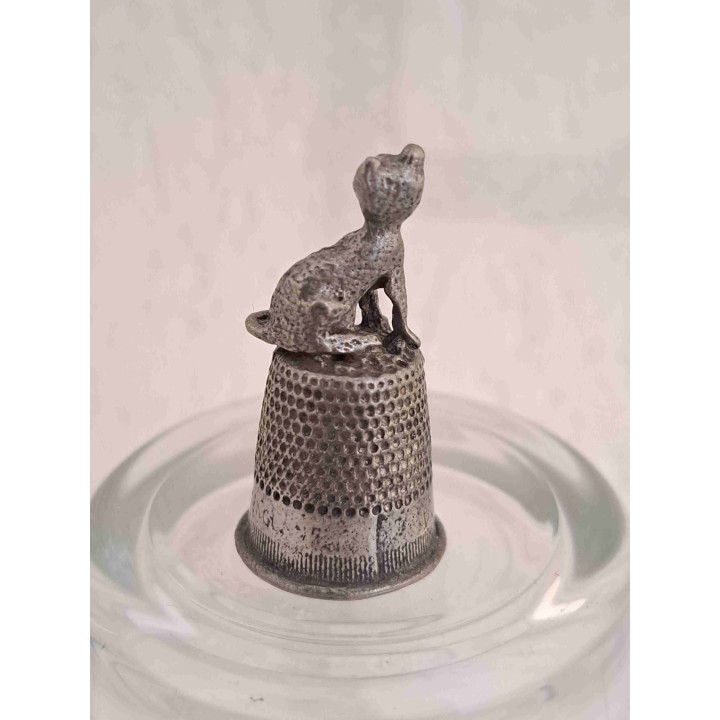 Porseleinen vingerhoedje met Tin vingerhoedje met zittend poes - Verzamelobject