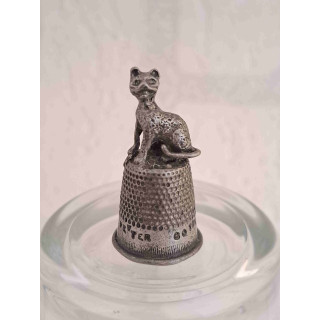 Tin vingerhoedje met zittend poes