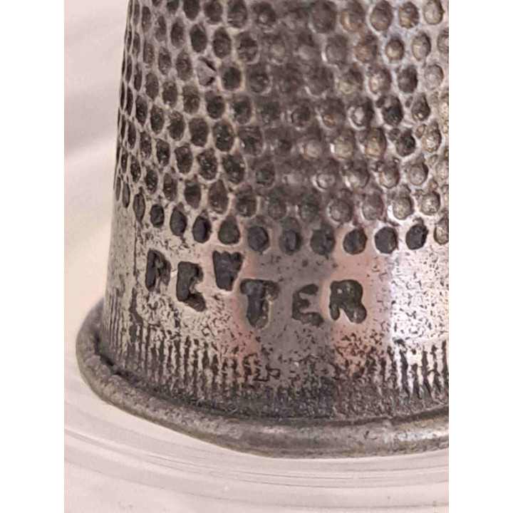 Porseleinen vingerhoedje met Tin vingerhoedje met zittend poes - Verzamelobject