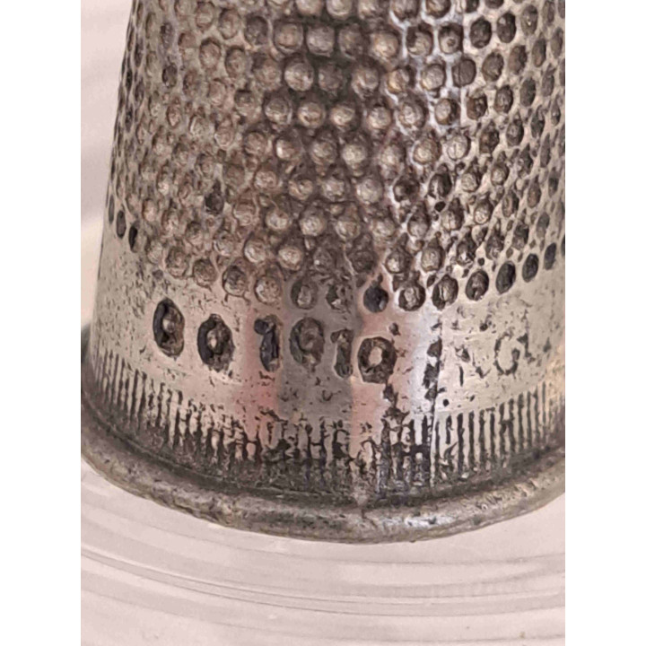 Porseleinen vingerhoedje met Tin vingerhoedje met zittend poes - Verzamelobject