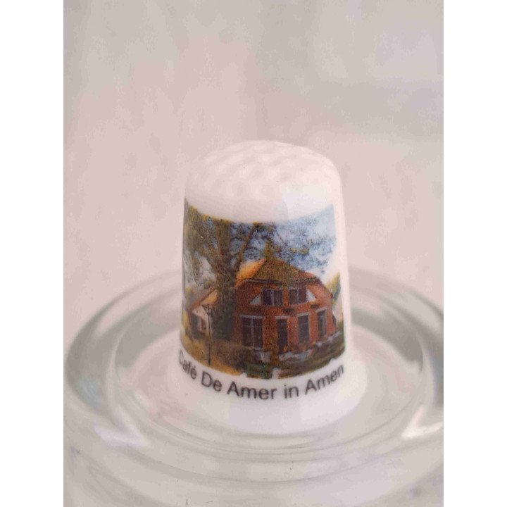 Cafe De Amer in Amen in de gemeente Aa en Hunze op een porselein vingerhoedje
