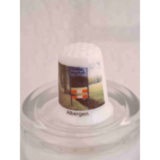 Plaatsnaambord van Albergen in de gemeente Tubbergen op een porselein vingerhoedje