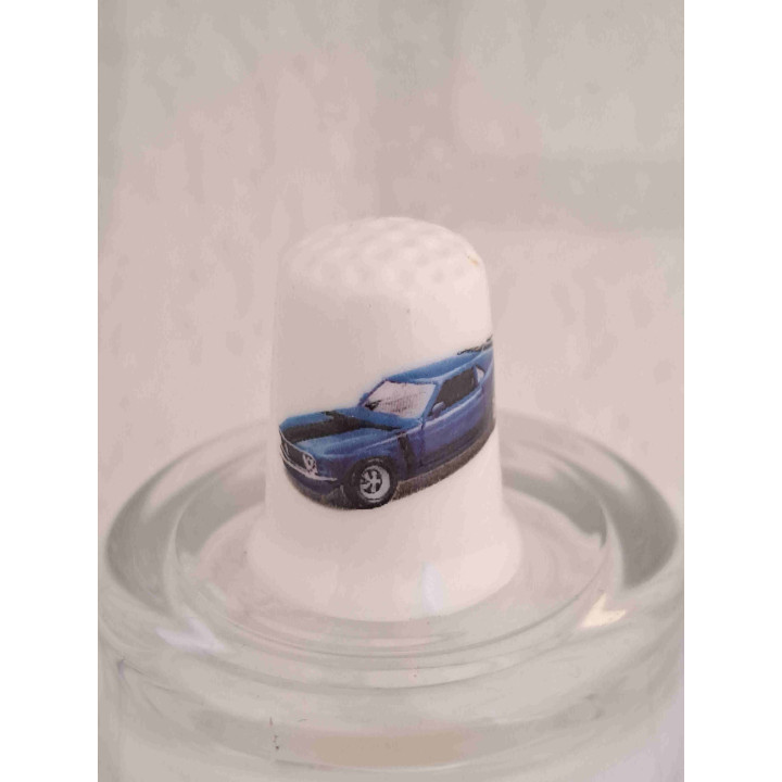 Ford Mustang Fastback 302 BOSS op een porselein vingerhoedje