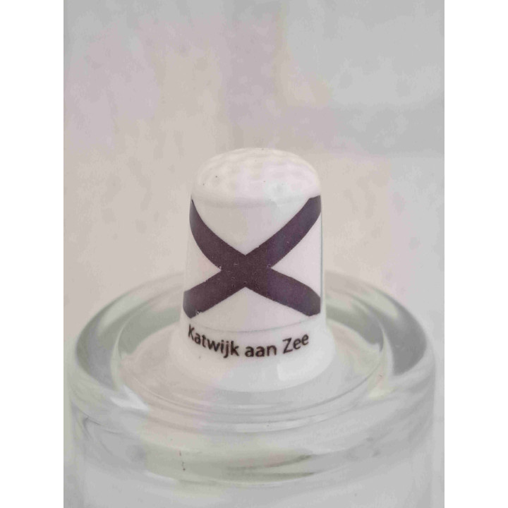 Katwijk aan Zee in de gemeente Katwijk op een porselein vingerhoedje Katwijk aan Zee in de gemeente Katwijk op een porselein vingerhoedje