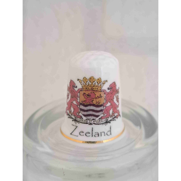 Provinciewapen van Zeeland op een porselein vingerhoedje met goud randje