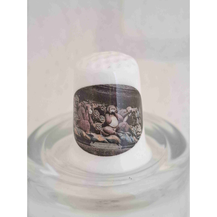 Horen zien en zwijgen in Nikko in Japan op een porselein vingerhoedje