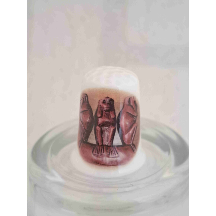 Horen zien en zwijgen houten apen op een porselein vingerhoedje