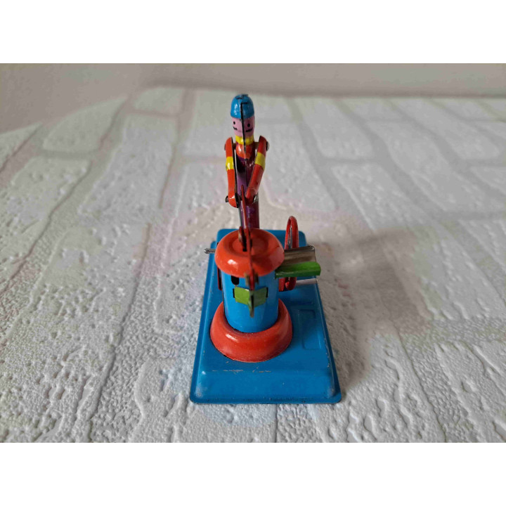 Man pompt water op gemaakt van blikken speelgoed - Verzamelobjecten