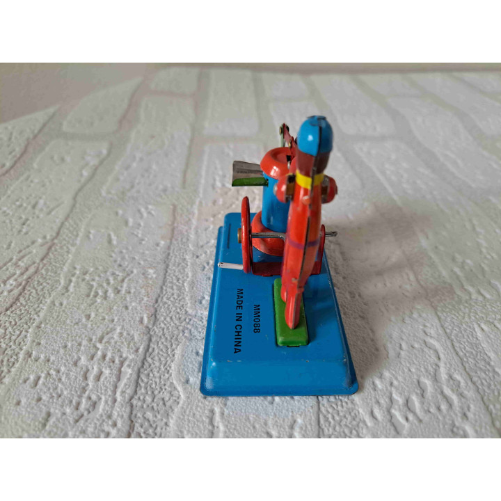 Man pompt water op gemaakt van blikken speelgoed - Verzamelobjecten