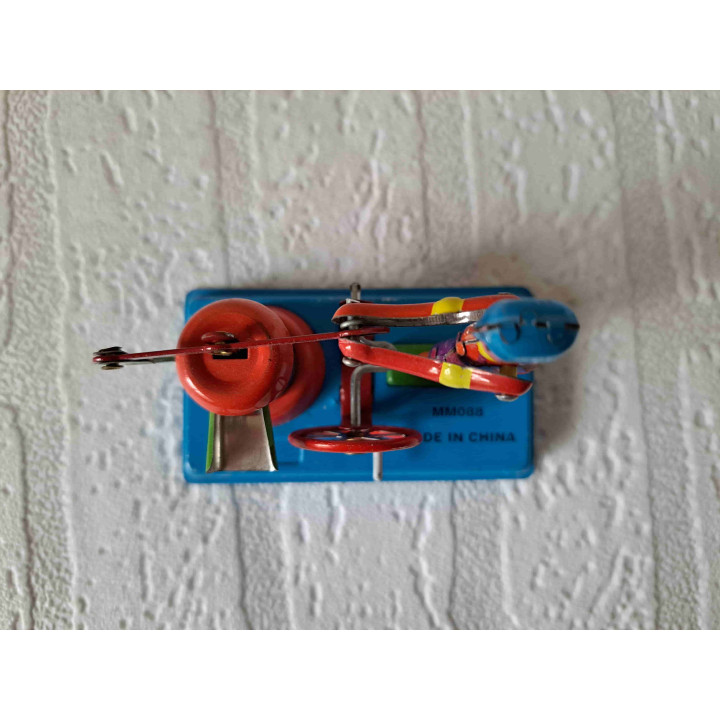 Man pompt water op gemaakt van blikken speelgoed - Verzamelobjecten