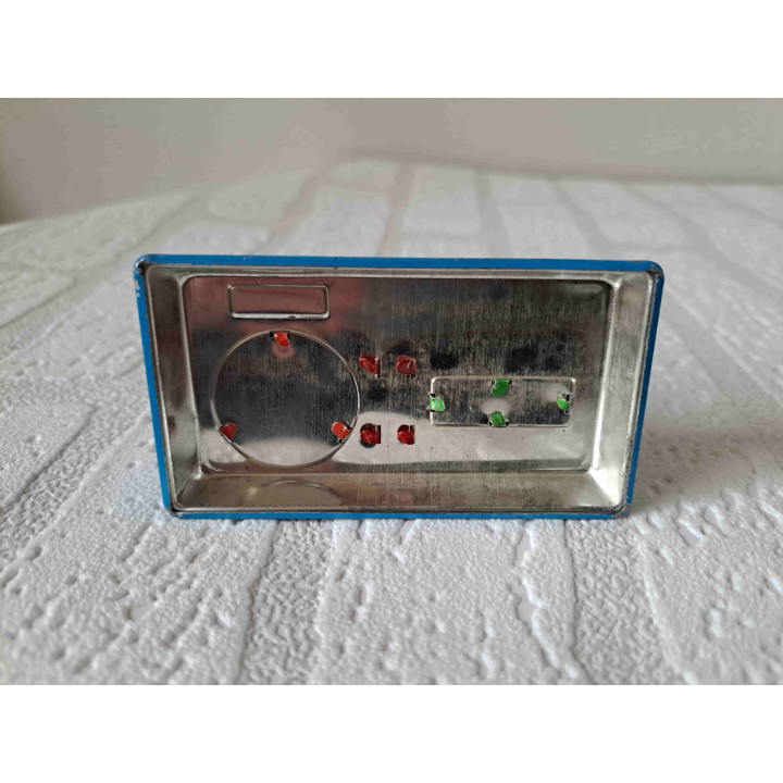 Man pompt water op gemaakt van blikken speelgoed - Verzamelobjecten