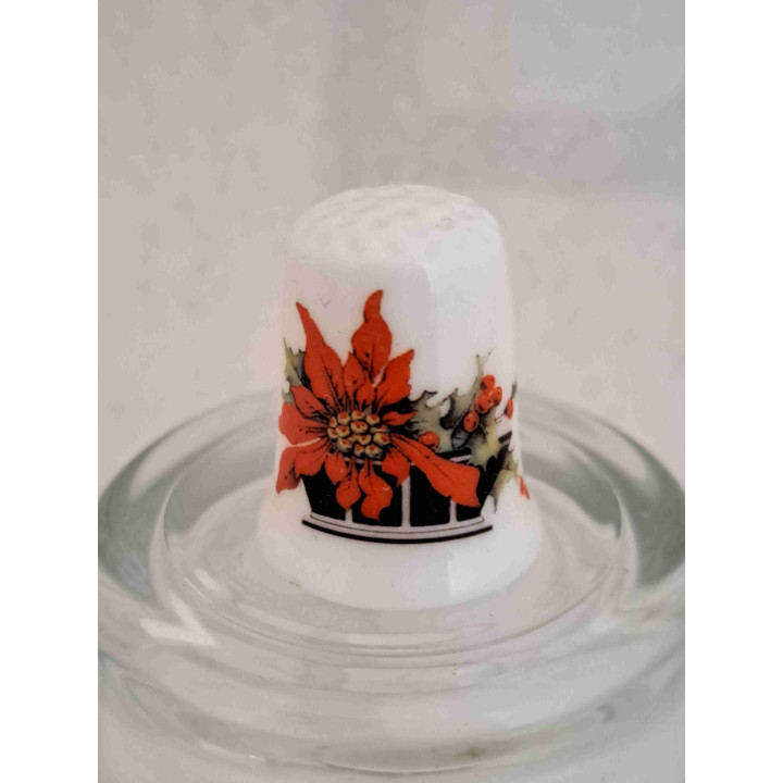 Kerstster bloem op een porselein vingerhoedje