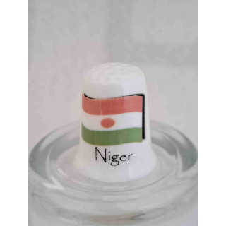 Vlag van Niger in Afrika op een porselein vingerhoedje
