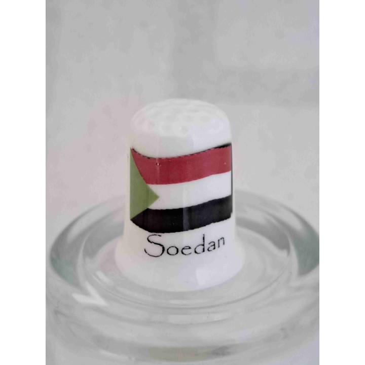 Vlag van Soedan in Afrika op een porselein vingerhoedje
