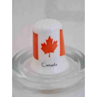Canada in het noorden van Noord-Amerika op een porselein vingerhoedje
