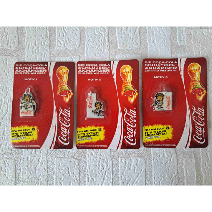 Set Coca Cola sleutelhangers voetballen Fifa WM 2006 motief 1 t/m 3 - Verzamelobjecten