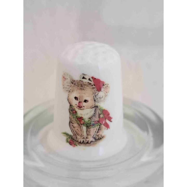 Kerstmis koala beer op een porselein vingerhoedje
