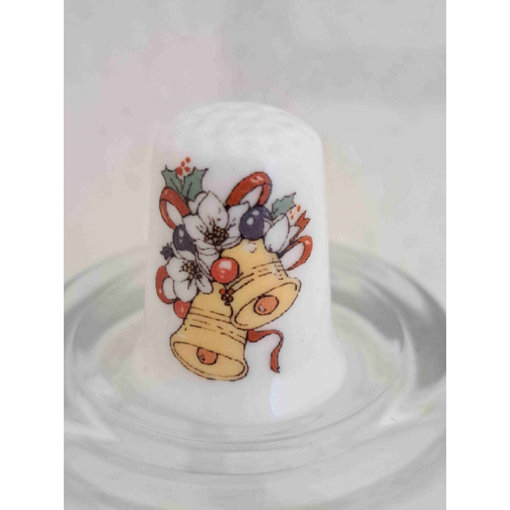 Kerstklokken op een porselein vingerhoedje