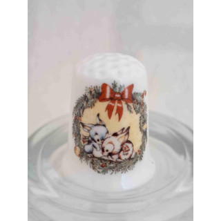 Konijntjes in een Kerstkrans op een porselein vingerhoedje