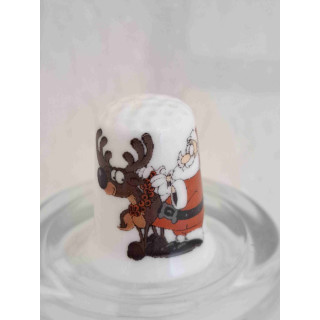 Kerstman met rendier om op een porselein vingerhoedje