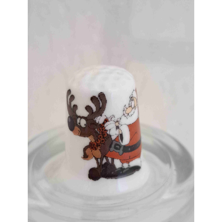 Kerstman met rendier om op een porselein vingerhoedje