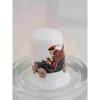 Kerstman in auto op een porselein vingerhoedje
