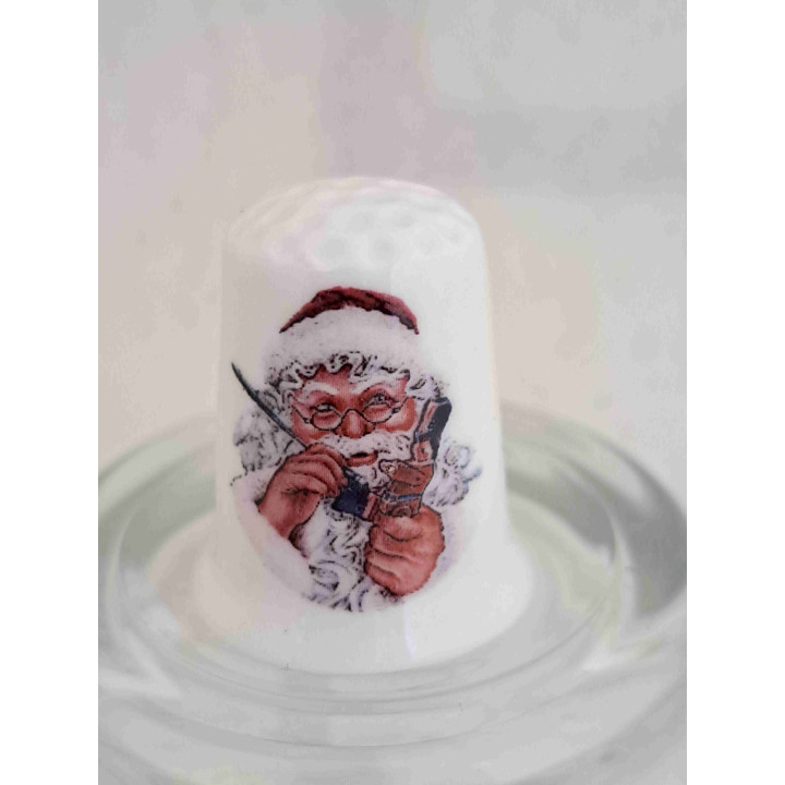 Schildert kerstman op een porselein vingerhoedje