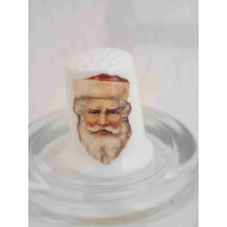 Hoofd van de Kerstman op een porselein vingerhoedje