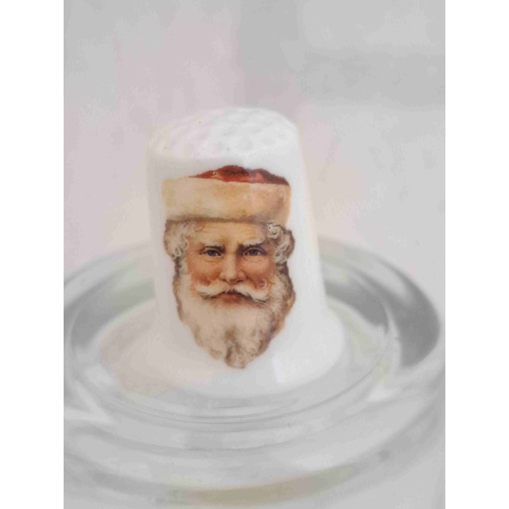 Hoofd van de Kerstman op een porselein vingerhoedje