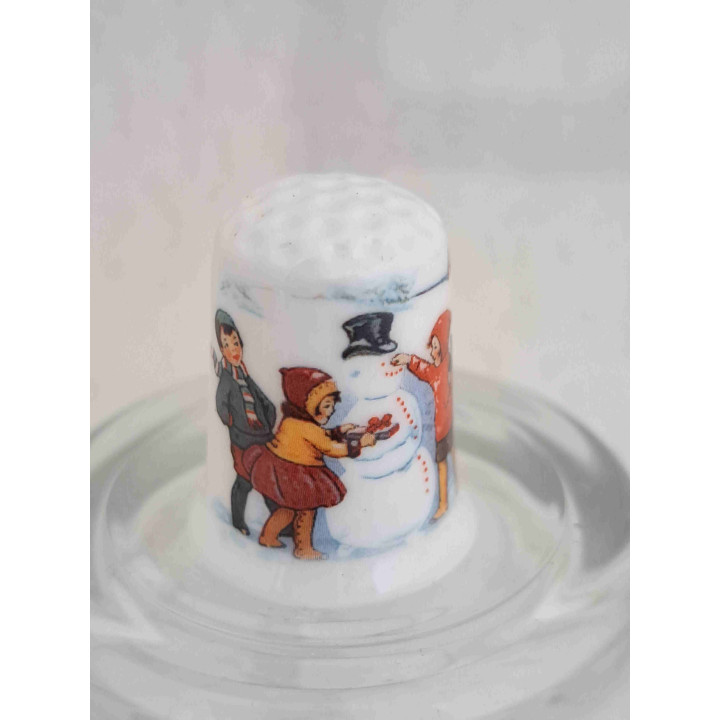 Met ze alle een sneeuwpop maken op een porselein vingerhoedje