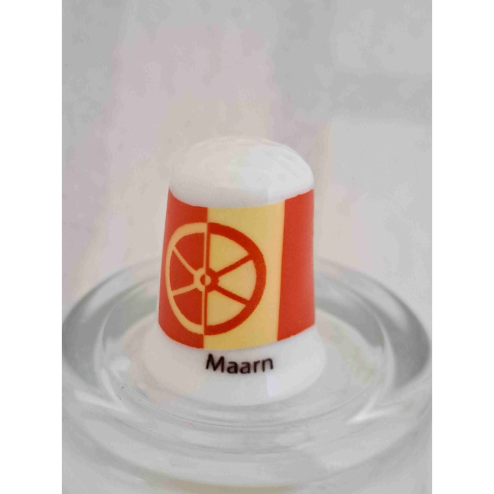 Vlag van Maarn in de gemeente Utrechtse Heuvelrug op een porselein vingerhoedje