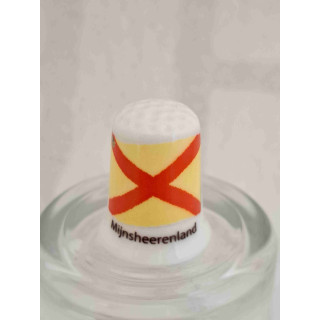 Vlag van Mijnsheerenland in de Hoeksche Waard op een porselein vingerhoedje