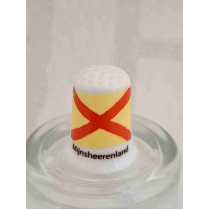 Vlag van Mijnsheerenland in de Hoeksche Waard op een porselein vingerhoedje